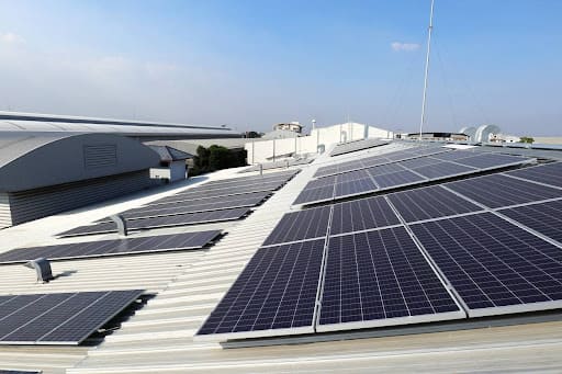 découvrez les avantages des panneaux solaires sur toiture pour réduire vos factures d'énergie et contribuer à la protection de l'environnement. optimisez votre consommation énergétique grâce à une installation adaptée et performante.