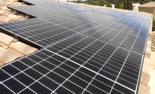 découvrez les avantages des panneaux photovoltaïques pour produire votre propre électricité de manière écologique et économique. transformez l'énergie solaire en électricité et réduisez vos factures tout en contribuant à la protection de l'environnement.