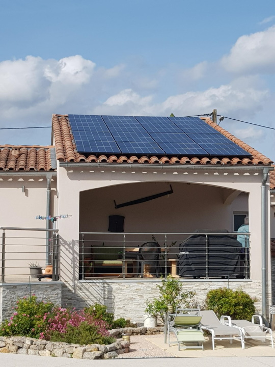 découvrez les avantages des panneaux photovoltaïques pour produire une énergie renouvelable et économique. apprenez comment ces systèmes solaires transforment la lumière du soleil en électricité et contribuent à la protection de l'environnement.