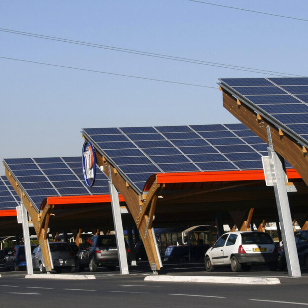 découvrez les avantages des panneaux photovoltaïques pour le stationnement. une solution écologique pour produire de l'énergie renouvelable tout en optimisant l'espace de votre parking. informez-vous sur les bénéfices économiques et environnementaux de l'installation de panneaux solaires sur votre site.