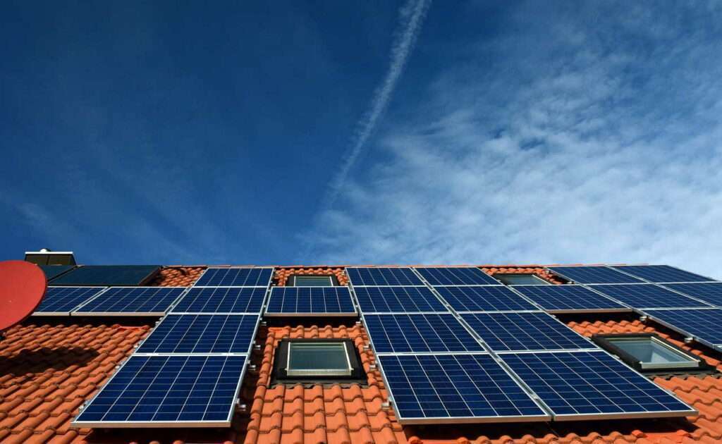 découvrez comment les panneaux photovoltaïques peuvent transformer votre consommation d'énergie en source de revenu. apprenez les avantages économiques, les subventions disponibles et les astuces pour maximiser votre retour sur investissement grâce à des solutions solaires rentables.