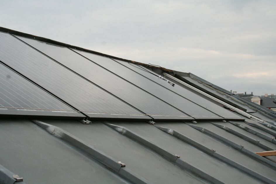 découvrez les avantages des panneaux photovoltaïques sur toit zinc : une solution esthétique et performante pour produire de l'énergie renouvelable chez vous. maximisez votre production d'électricité tout en préservant l'intégrité de votre toiture.