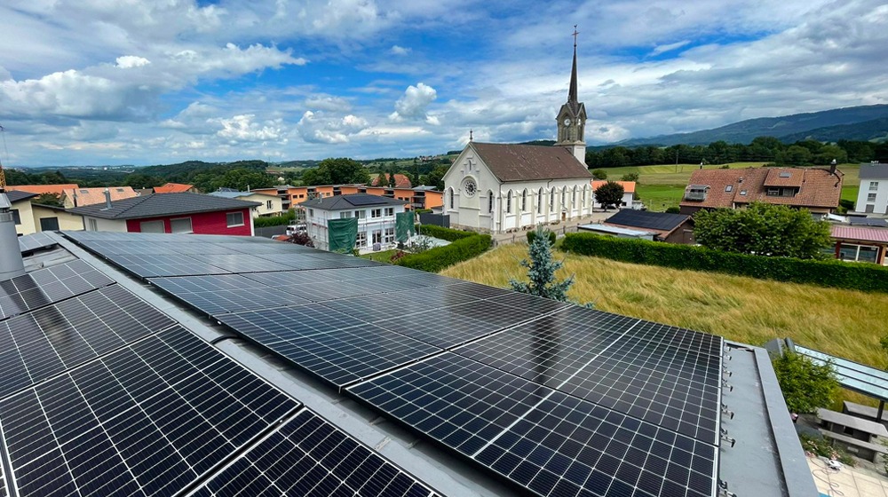 découvrez les avantages des panneaux photovoltaïques installés sur un toit en zinc. cette solution écologique et esthétique permet de produire de l'électricité à partir de l'énergie solaire tout en préservant l'intégrité de votre toiture. optez pour une énergie renouvelable durable et réduisez vos factures d'électricité en toute simplicité.