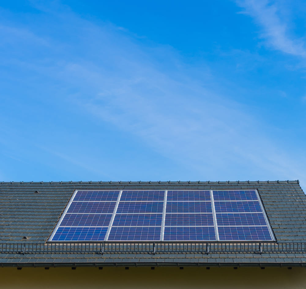 découvrez comment les panneaux photovoltaïques installés sur les toits peuvent transformer votre maison en une source d'énergie renouvelable, réduire vos factures d'électricité et contribuer à la protection de l'environnement.