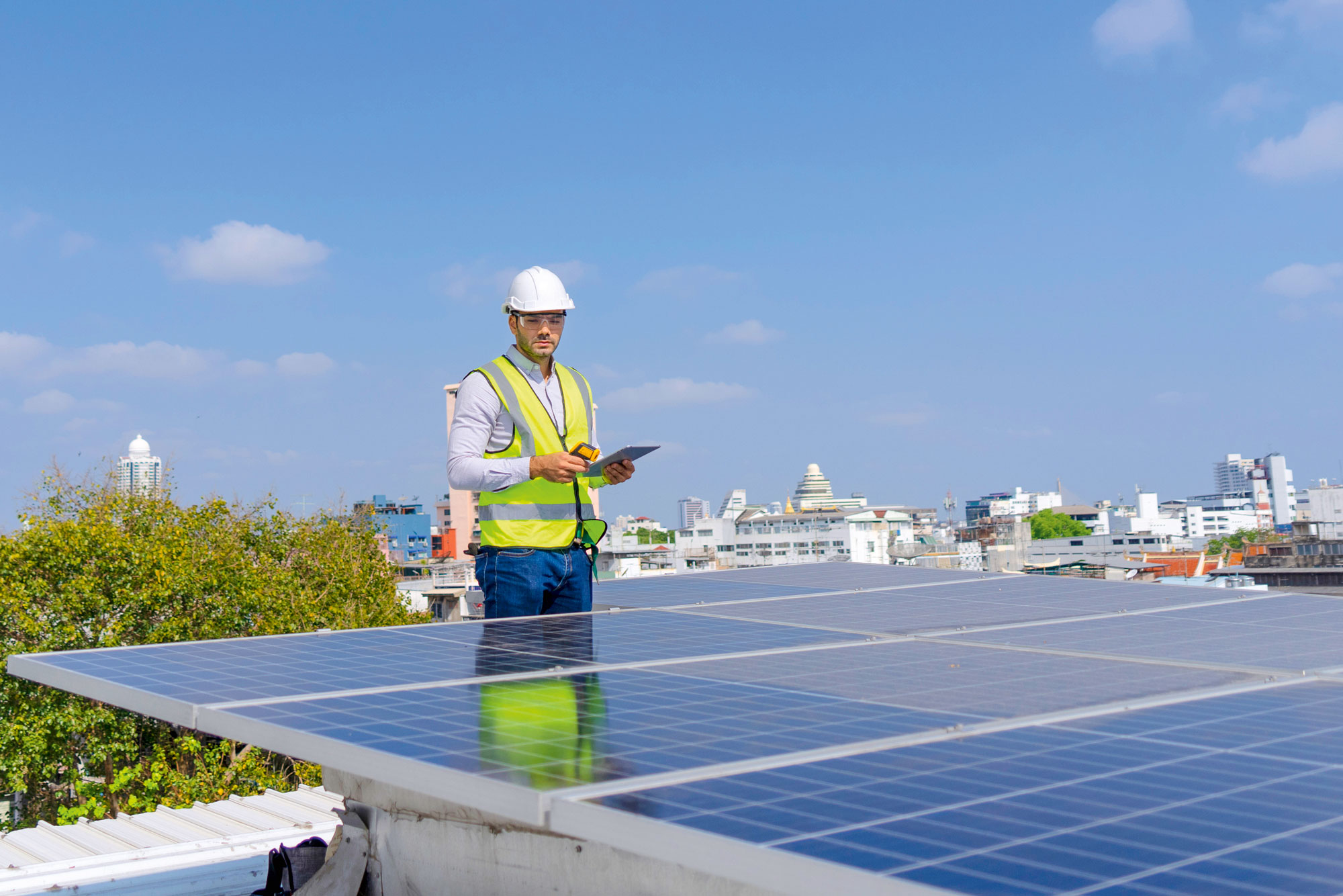 découvrez comment l'installation de panneaux solaires en copropriété peut constituer un atout financier majeur. profitez d'économies sur vos factures d'énergie tout en augmentant la valeur de votre bien immobilier. optez pour une solution durable et rentable pour votre copropriété.