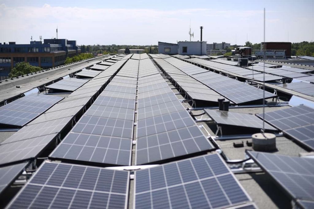 découvrez comment les panneaux solaires peuvent transformer votre entreprise en une solution énergétique durable et économique. optimisez vos coûts et réduisez votre empreinte carbone grâce à nos solutions adaptées aux besoins spécifiques des entreprises.