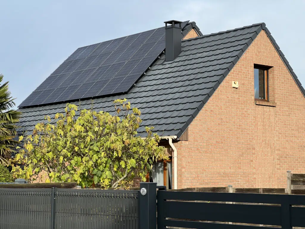 découvrez comment les panneaux solaires jouent un rôle crucial dans la transition énergétique. apprenez les avantages écologiques et économiques de cette source d'énergie renouvelable et comment elle contribue à un avenir durable.