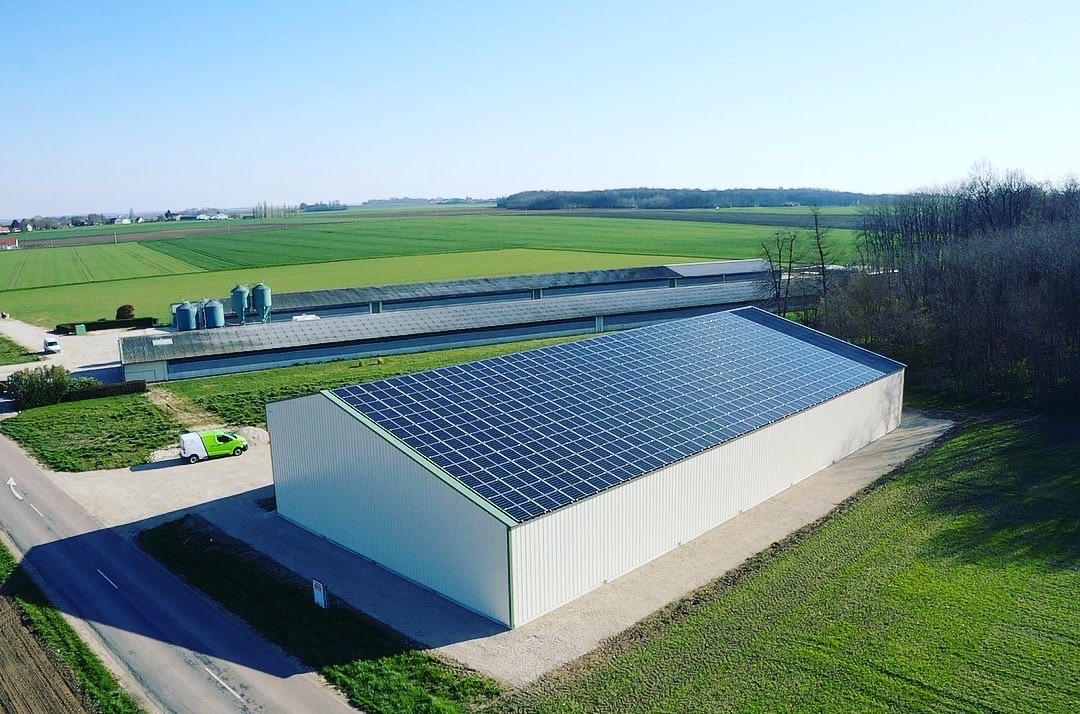 découvrez comment les panneaux solaires pour hangar peuvent réduire vos coûts énergétiques tout en respectant l'environnement. optimisez l'espace de votre hangar tout en produisant votre propre électricité grâce à des solutions solaires adaptées à vos besoins.