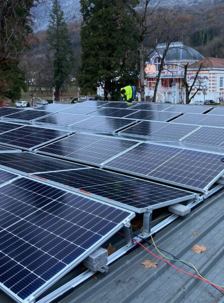découvrez comment les panneaux solaires pour entreprises peuvent réduire vos coûts énergétiques tout en contribuant à la protection de l'environnement. investissez dans une énergie durable et améliorez l'image de votre entreprise grâce à des solutions solaires adaptées à vos besoins.