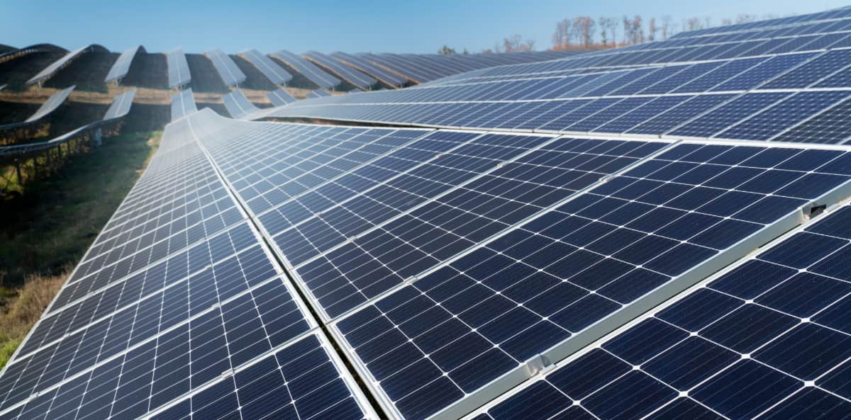 découvrez comment les panneaux solaires peuvent devenir une solution rentable pour réduire vos factures d'énergie et contribuer à la protection de l'environnement. informez-vous sur les avantages économiques, les subventions disponibles et les technologies innovantes pour maximiser votre investissement dans l'énergie solaire.