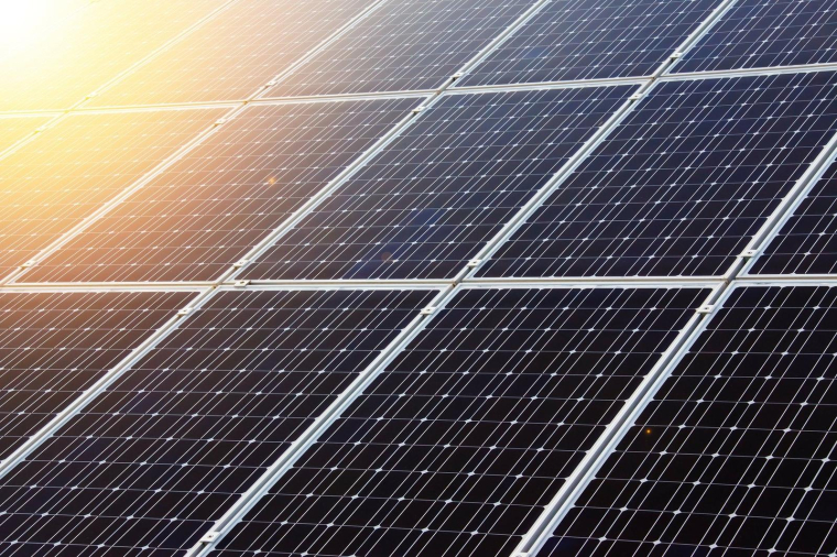 découvrez comment les panneaux solaires peuvent devenir un investissement rentable pour votre maison. maximisez vos économies d'énergie tout en préservant l'environnement grâce à des solutions solaires efficaces et adaptées à vos besoins.