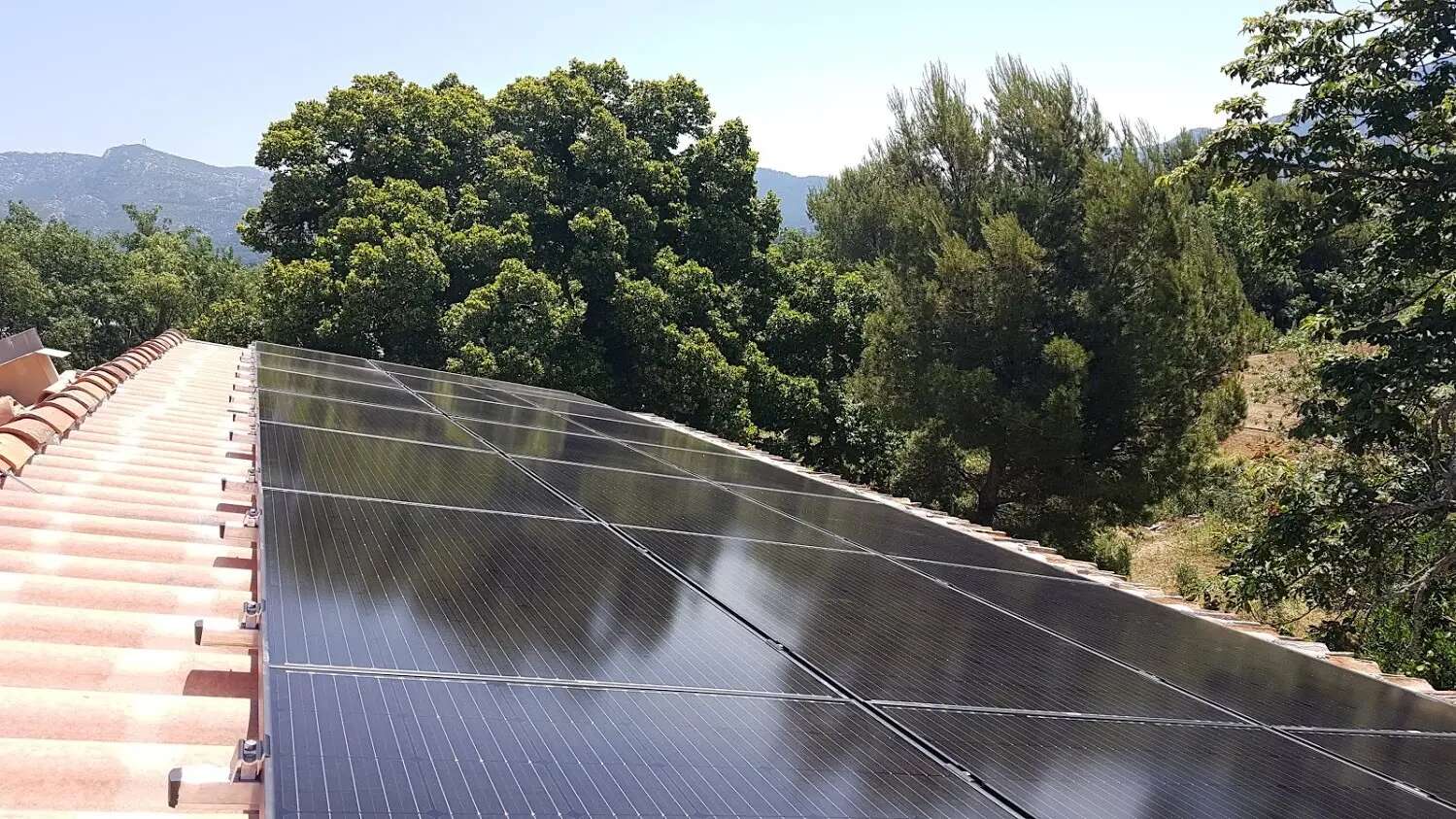 découvrez les avantages des panneaux solaires sur un toit noir, alliant esthétique et performance. profitez d'une solution énergétique durable qui valorise votre habitation tout en réduisant votre empreinte carbone.