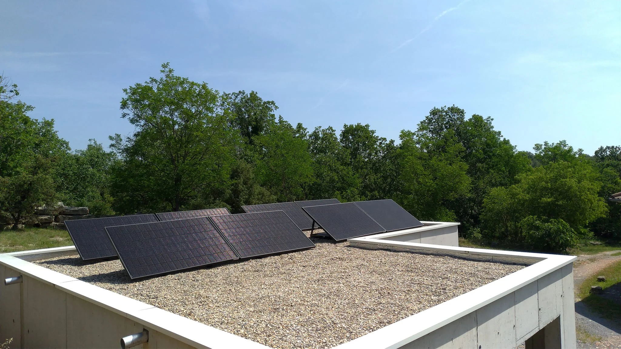 découvrez les avantages des panneaux solaires pour toits plats : une solution d'énergie renouvelable efficace et esthétique qui optimise l'espace de votre toiture tout en réduisant votre empreinte carbone. profitez d'économies sur vos factures d'énergie et valorisez votre bien immobilier grâce à une installation adaptée.