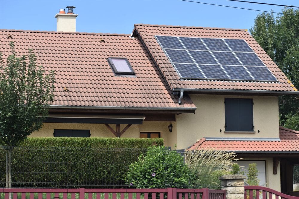 découvrez comment les panneaux solaires sur toiture peuvent transformer votre maison en une source d'énergie durable et réduire vos factures d'électricité. optez pour une solution écologique et rentable qui valorise votre patrimoine immobilier.