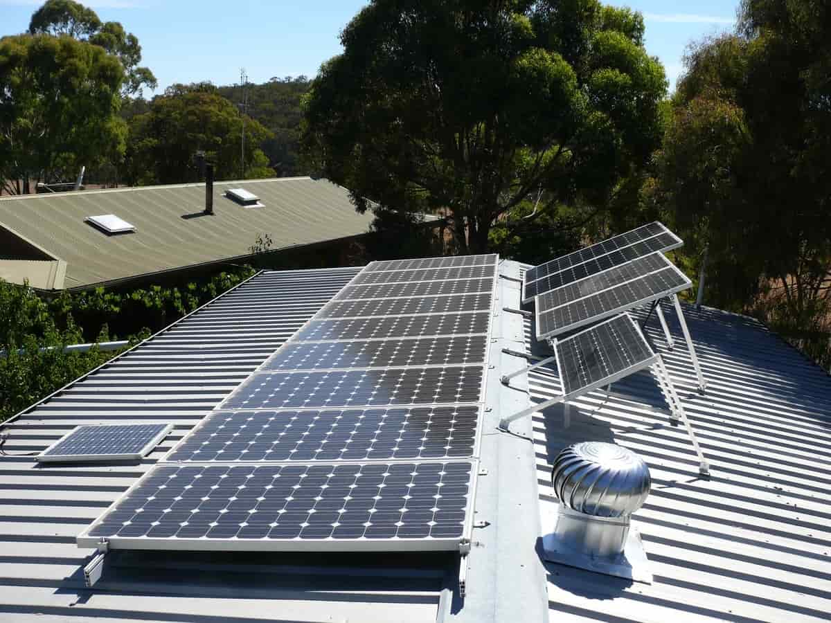 découvrez les avantages et inconvénients des panneaux solaires installés sur toiture ou au sol. faites le choix adapté à vos besoins énergétiques et à votre espace disponible grâce à notre guide complet.