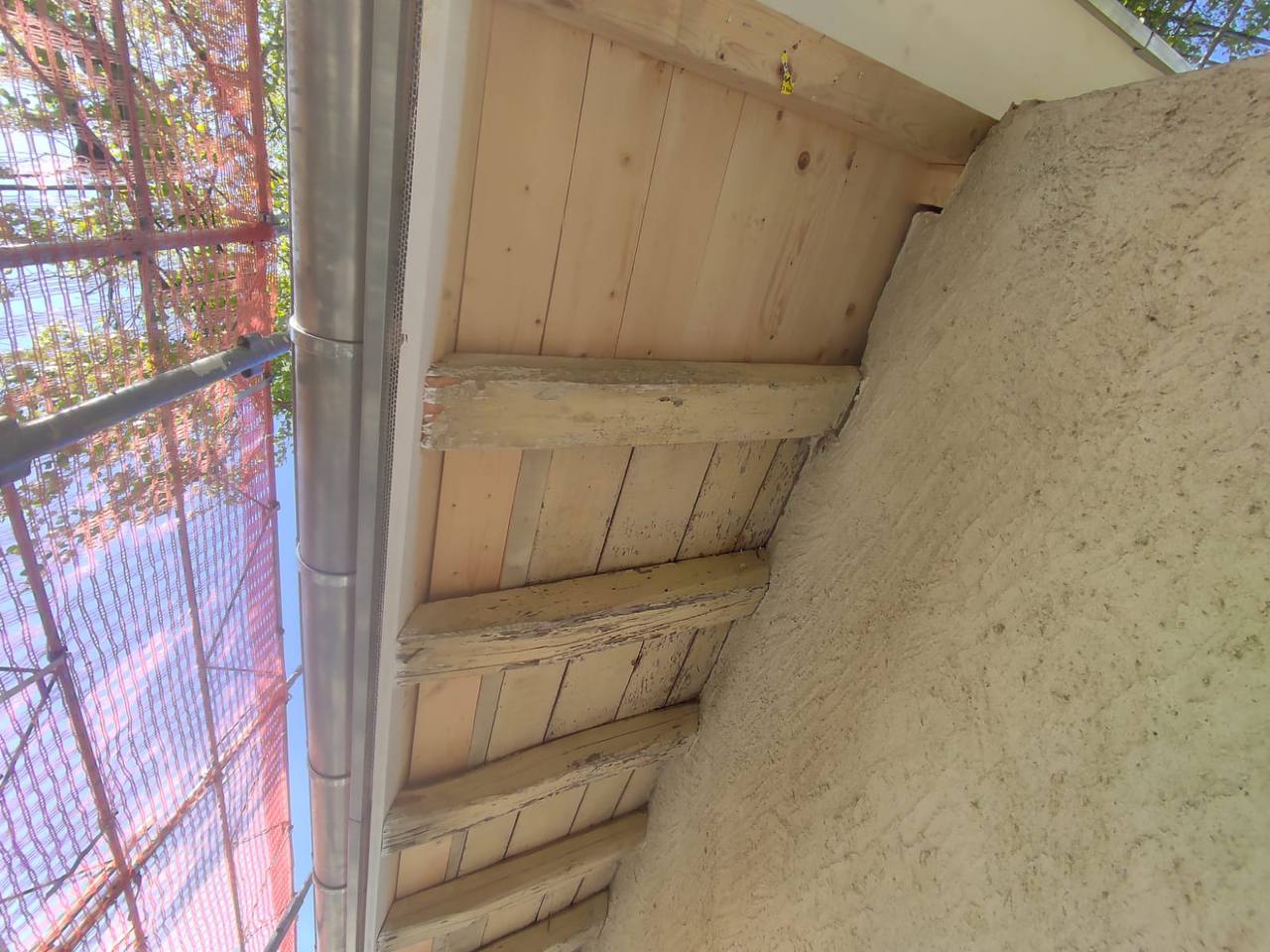 découvrez les meilleures techniques pour peindre le bois de votre avant-toit. protégez et embellissez votre maison grâce à nos conseils pratiques sur le choix des peintures, l'application et l'entretien pour un rendu professionnel.