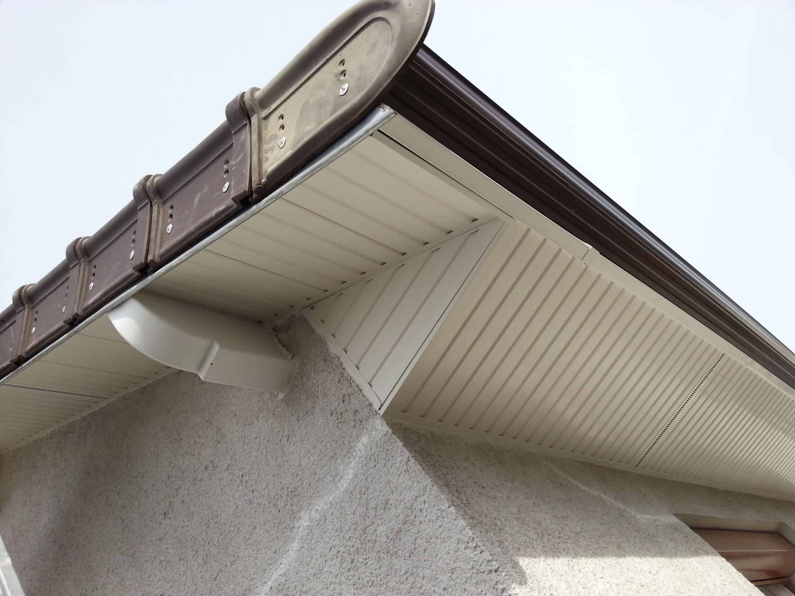 apprenez à peindre le débord de toit de votre maison pour lui donner une allure rafraîchie et protégée. suivez nos conseils pratiques et découvrez les meilleures techniques pour un résultat durable et esthétique.