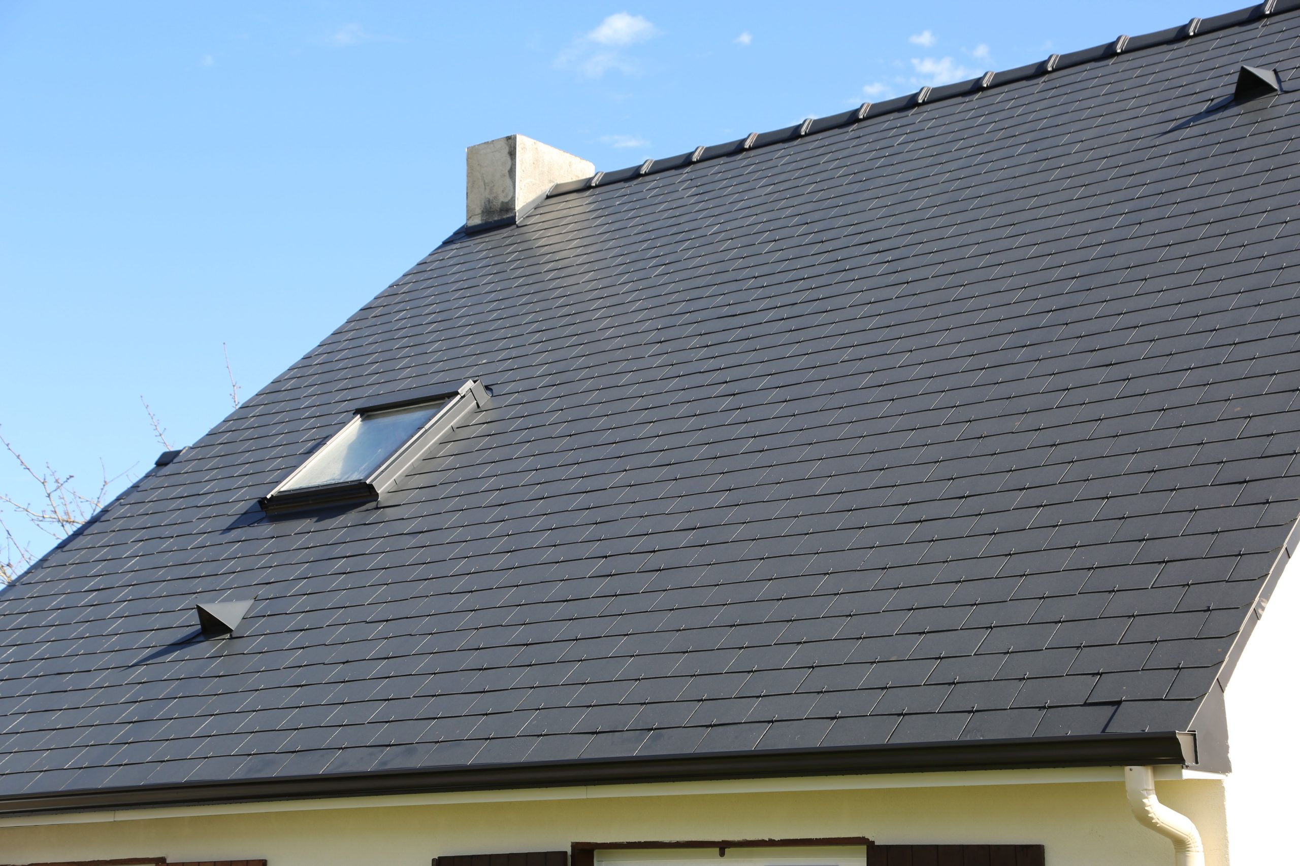 découvrez comment peindre efficacement votre toit pour améliorer son apparence et prolonger sa durabilité. suivez nos conseils pratiques et astuces pour choisir la bonne peinture et garantir un résultat professionnel.