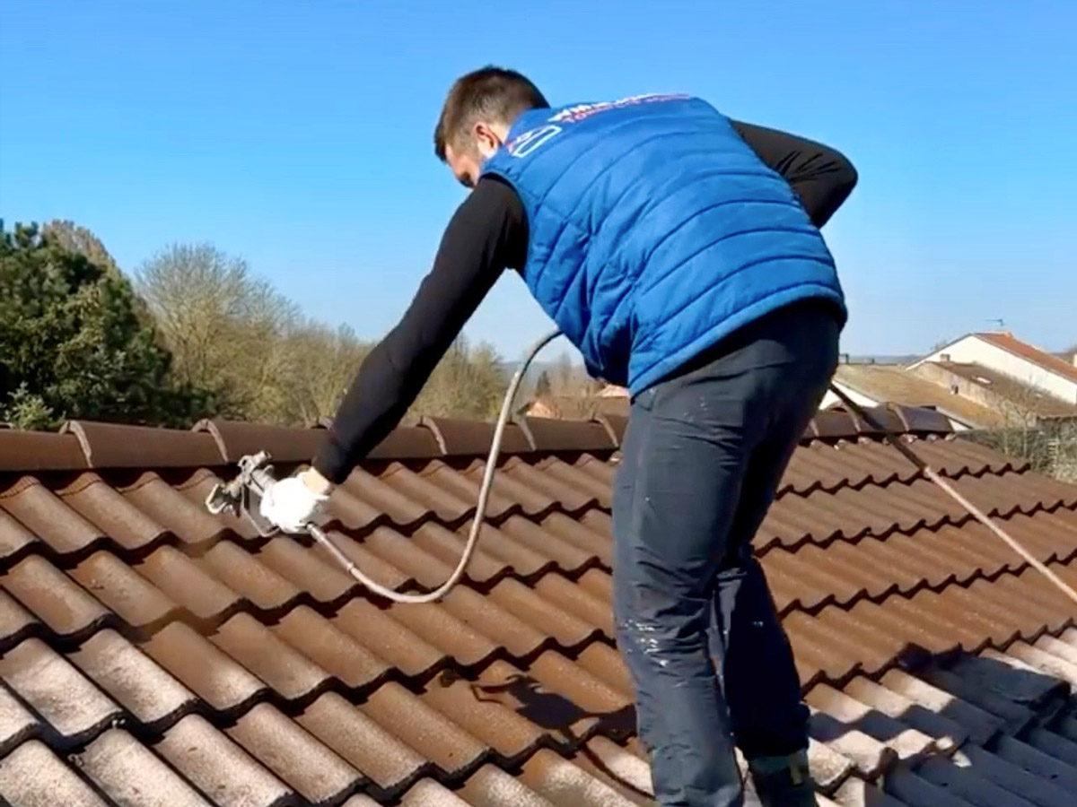 découvrez nos services spécialisés en peinture de toiture pour protéger et embellir votre maison. nos experts vous offrent des solutions durables, esthétiques et adaptées aux spécificités de votre toit. obtenez un devis gratuit dès aujourd'hui!