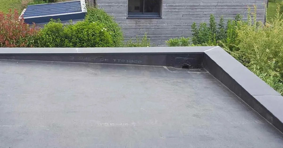 découvrez tout ce qu'il faut savoir sur les pentes de toit : types, avantages, matériaux et conseils d'installation pour garantir une toiture à la fois esthétique et fonctionnelle.