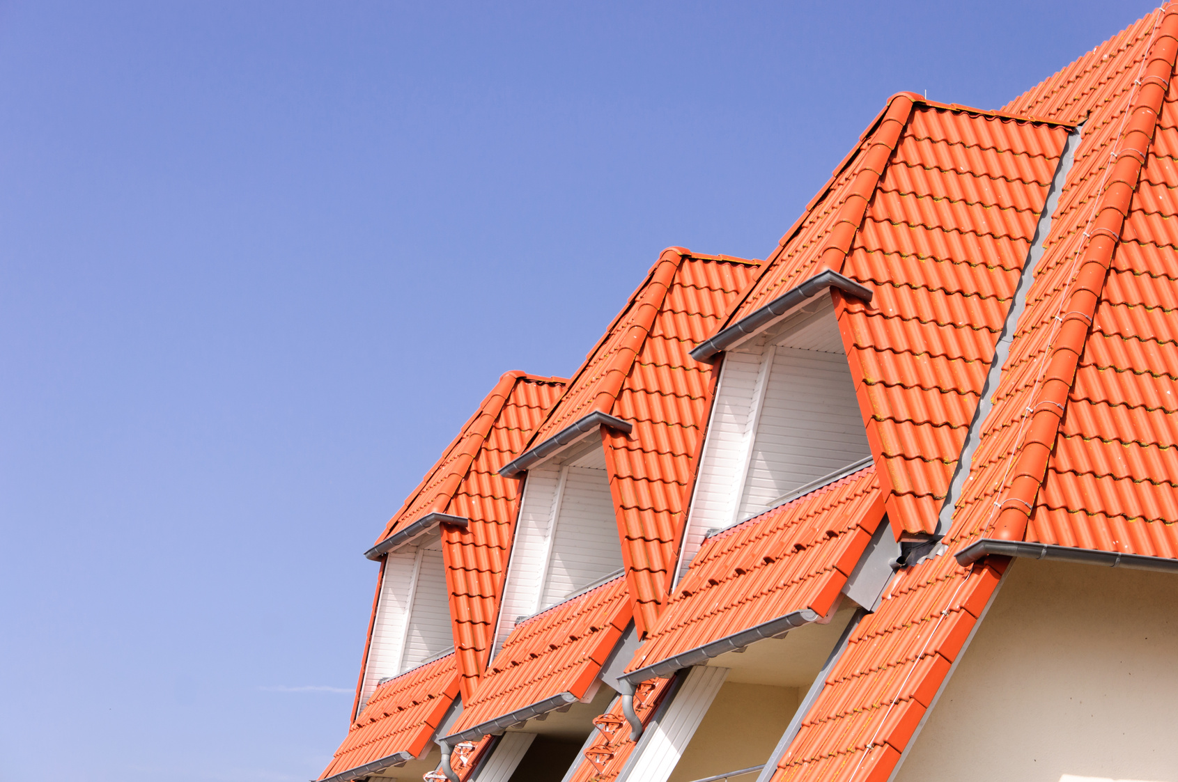 découvrez tout ce qu'il faut savoir sur la pente de toit : son importance pour l'écoulement des eaux, les matériaux adaptés, et les différents types de pentes pour une toiture efficace et esthétique.