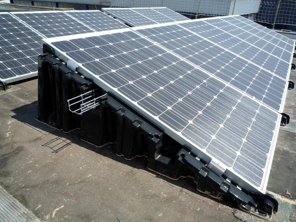 optimisez l'efficacité énergétique de votre maison en installant des panneaux photovoltaïques sur une pente de toit. découvrez les avantages, les meilleures pratiques et les conseils pour maximiser votre production d'énergie solaire.