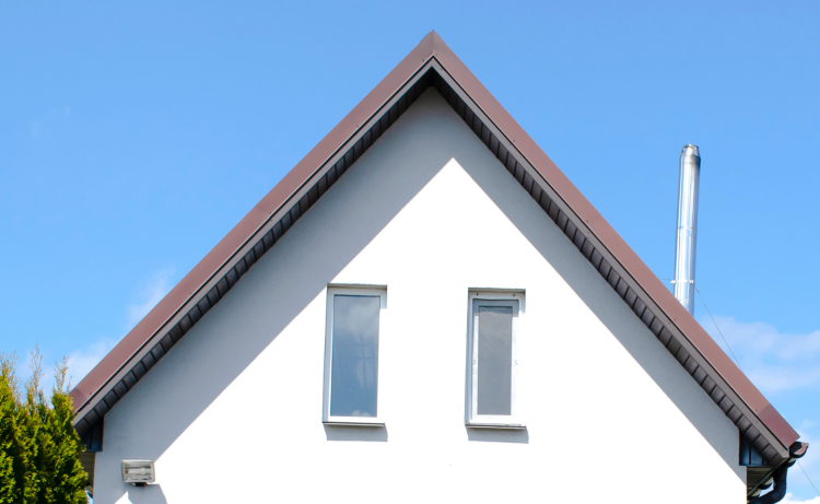 découvrez tout ce qu'il faut savoir sur la pente de toiture : critères, normes, et conseils pour optimiser l'écoulement des eaux pluviales et assurer la durabilité de votre toiture.