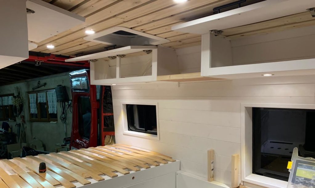 découvrez notre service de perçage de toit pour fourgons photovoltaïques, optimisez l'installation de vos panneaux solaires tout en garantissant l'étanchéité et la sécurité de votre véhicule. profitez d'une expertise adaptée à vos besoins!