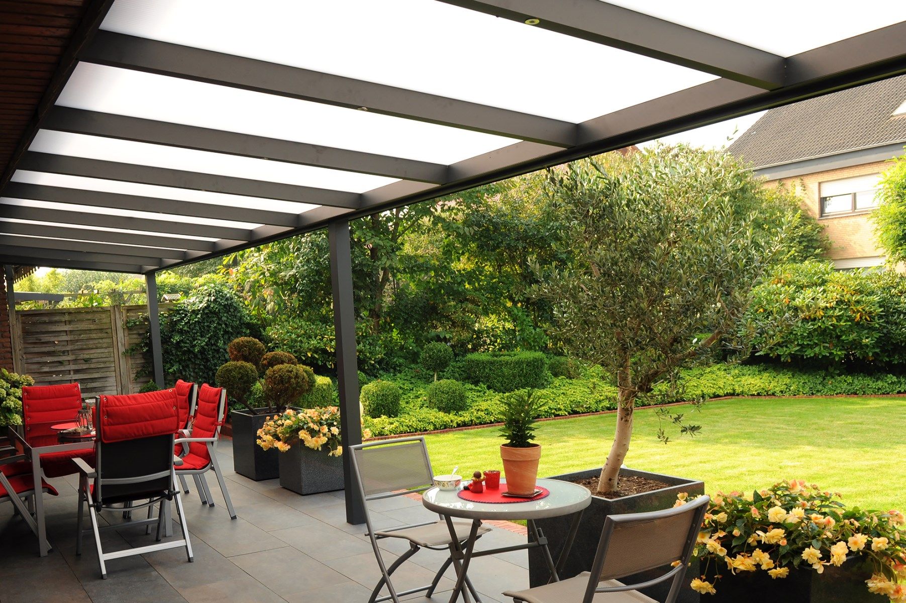 découvrez notre pergola en bois avec toiture en polycarbonate, alliant esthétisme et durabilité. profitez pleinement de votre espace extérieur tout en étant protégé des intempéries. idéale pour créer un coin de détente élégant dans votre jardin.
