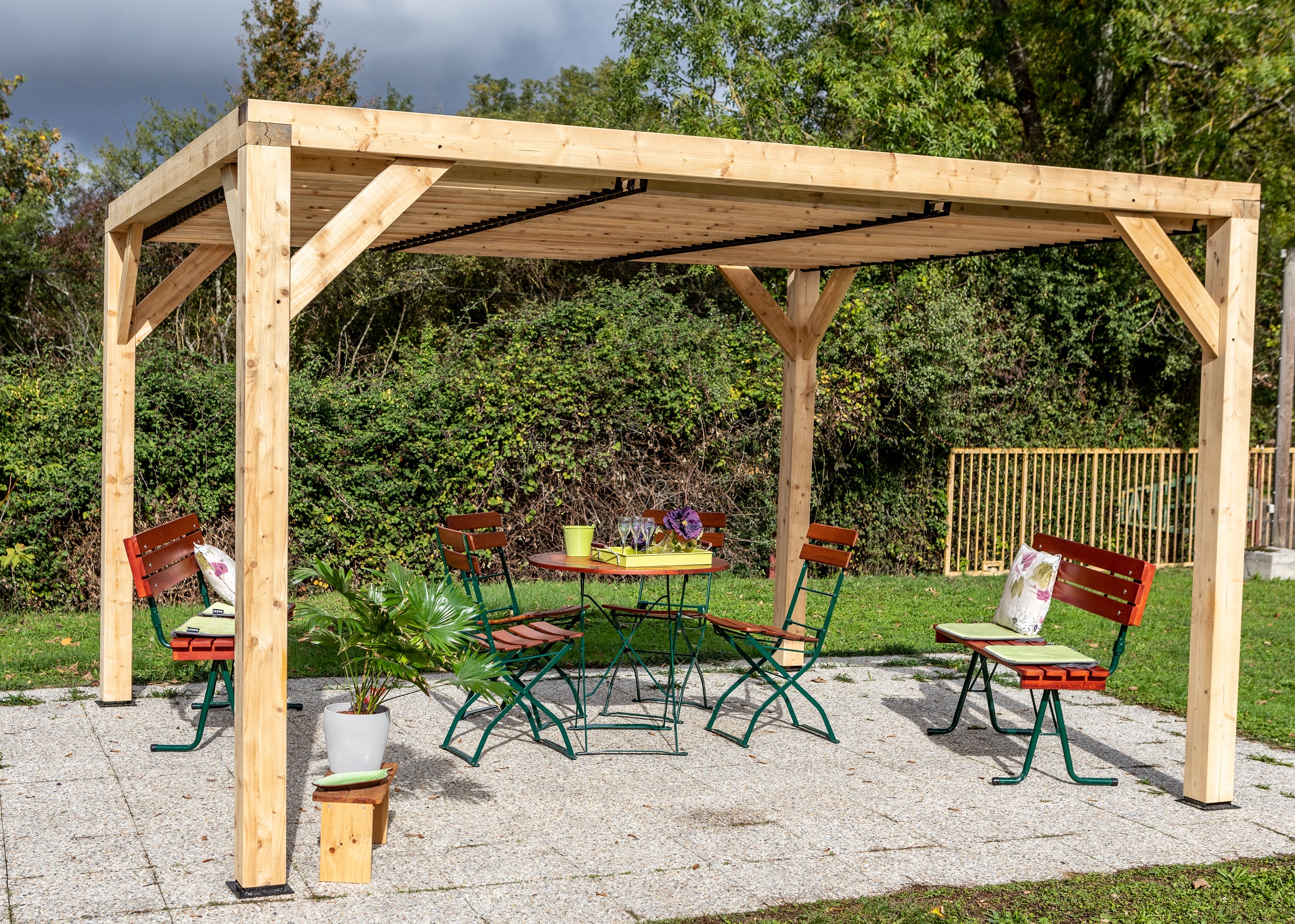 découvrez notre sélection de pergolas en bois avec toit en polycarbonate, alliant esthétisme et durabilité. profitez d'un espace extérieur élégant et protégé des intempéries tout en rajoutant une touche chaleureuse à votre jardin.