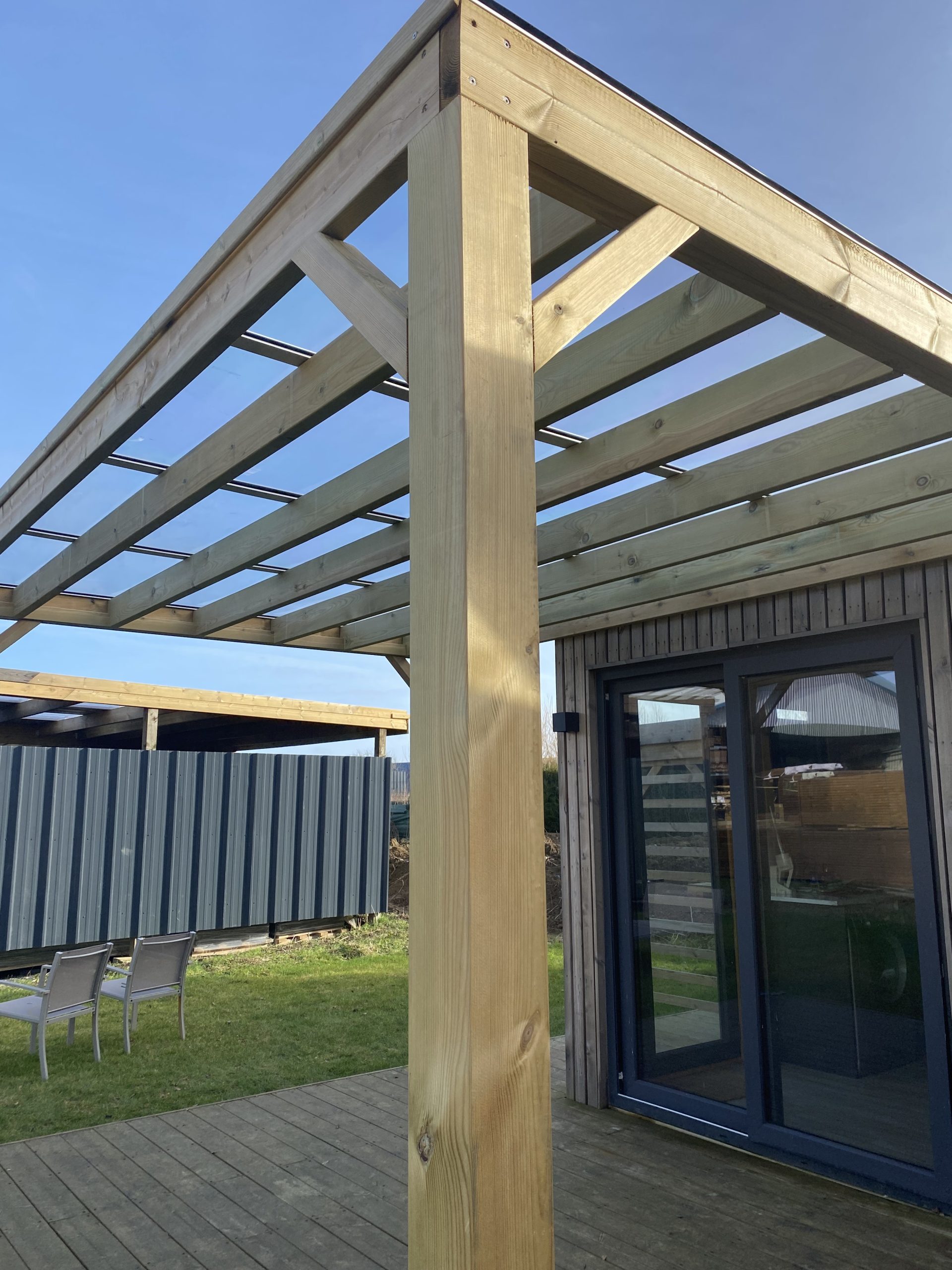 découvrez notre pergola en bois avec toiture en polycarbonate, alliant confort et esthétisme. idéale pour aménager votre extérieur, elle offre une protection contre les intempéries tout en laissant passer la lumière. profitez de moments agréables en plein air dans un espace élégant et durable.