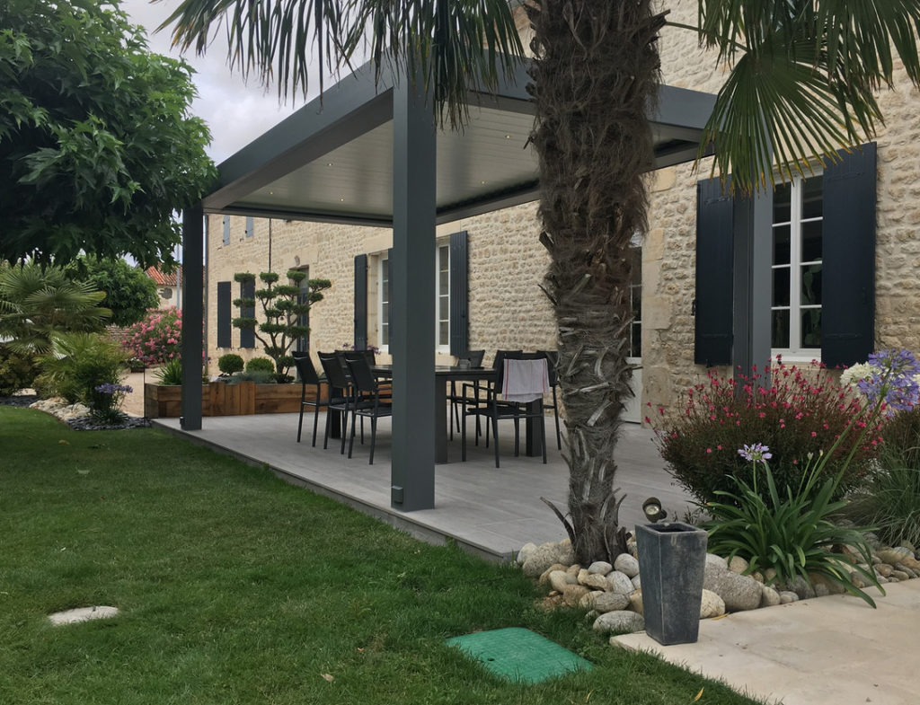 découvrez notre pergola inclinée, alliant esthétisme et fonctionnalité. parfaite pour profiter de votre extérieur tout en vous protégeant des intempéries, elle s'intègre harmonieusement à tout type d'aménagement. transformez votre jardin en un espace de vie agréable et contemporain !
