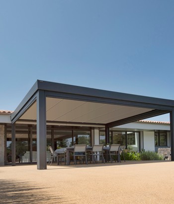 découvrez comment une pergola toit terrasse peut transformer votre espace extérieur en un lieu de détente élégant. profitez de la beauté de votre jardin tout en étant protégé des intempéries. idéale pour prolonger vos soirées d'été, elle ajoute une touche de style à votre terrasse.