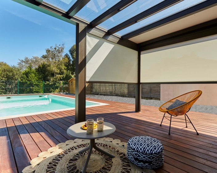 découvrez notre élégante pergola en verre avec store intégré, alliant design moderne et fonctionnalité. profitez d'un espace extérieur protégé tout en laissant passer la lumière naturelle. idéale pour créer un coin de détente en harmonie avec votre jardin.