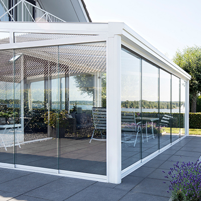 découvrez notre élégante pergola en verre avec store intégré, parfaite pour profiter de votre espace extérieur tout en étant protégé du soleil. idéale pour les terrasses et jardins, elle allie design moderne et fonctionnalité pour créer un véritable havre de paix.