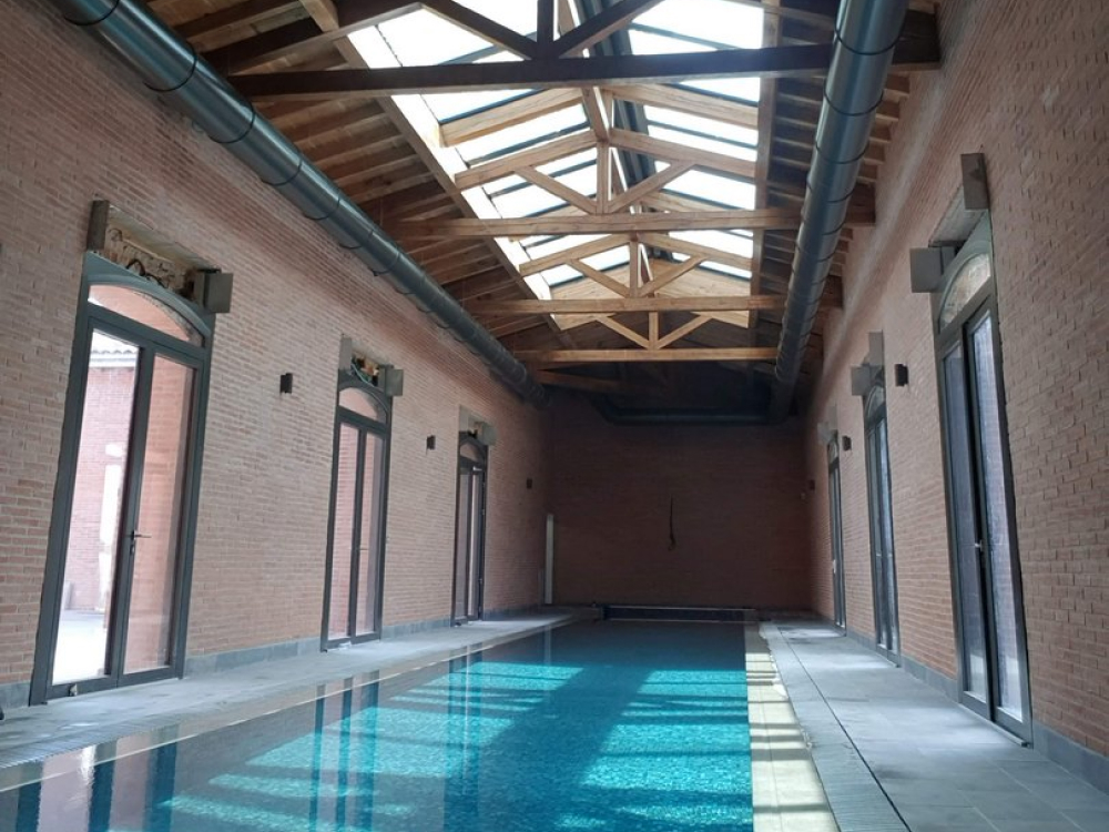 découvrez les avantages d'une piscine toit : un espace de détente unique offrant une vue imprenable, une utilisation optimisée de l'espace urbain et une esthétique raffinée. transformez votre dernier étage en un véritable havre de paix avec notre sélection de piscines adaptées à tous les styles !