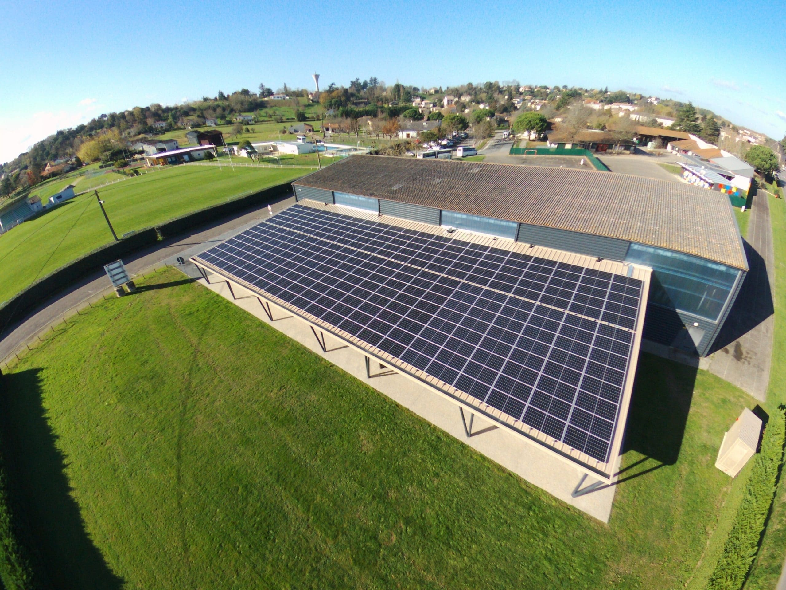 découvrez comment un système photovoltaïque de 100 kwc peut devenir une solution rentable pour votre entreprise. optimisez vos coûts énergétiques tout en participant à la transition énergétique grâce à une installation performante et durable.