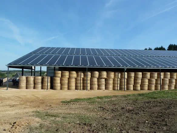 découvrez comment l'énergie photovoltaïque transforme l'agriculture, optimisant la production tout en réduisant les coûts énergétiques. explorez les avantages des systèmes solaires pour les exploitations agricoles et contribuez à une agriculture durable.