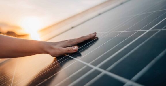 découvrez comment le photovoltaïque transforme l'habitat durable en offrant une source d'énergie renouvelable et efficace. apprenez les avantages d'intégrer des panneaux solaires dans votre stratégie éco-responsable pour un avenir plus vert.