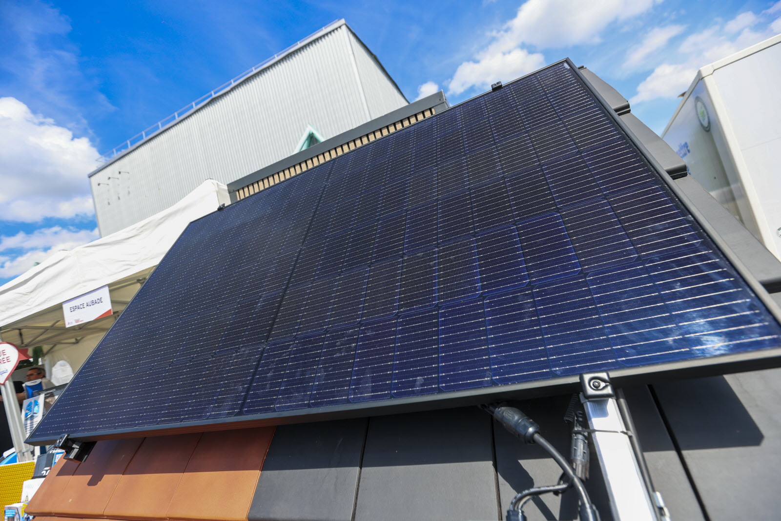 découvrez comment les mairies intègrent l'énergie photovoltaïque pour promouvoir des initiatives durables, réduire leur empreinte carbone et offrir des solutions énergétiques innovantes à leurs citoyens.