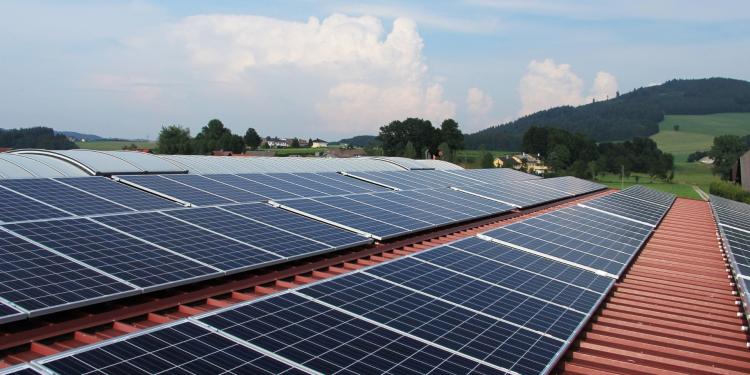 découvrez comment l'installation de panneaux photovoltaïques sur votre toit constitue un investissement durable et écologique. maximisez vos économies d'énergie tout en contribuant à la transition énergétique.