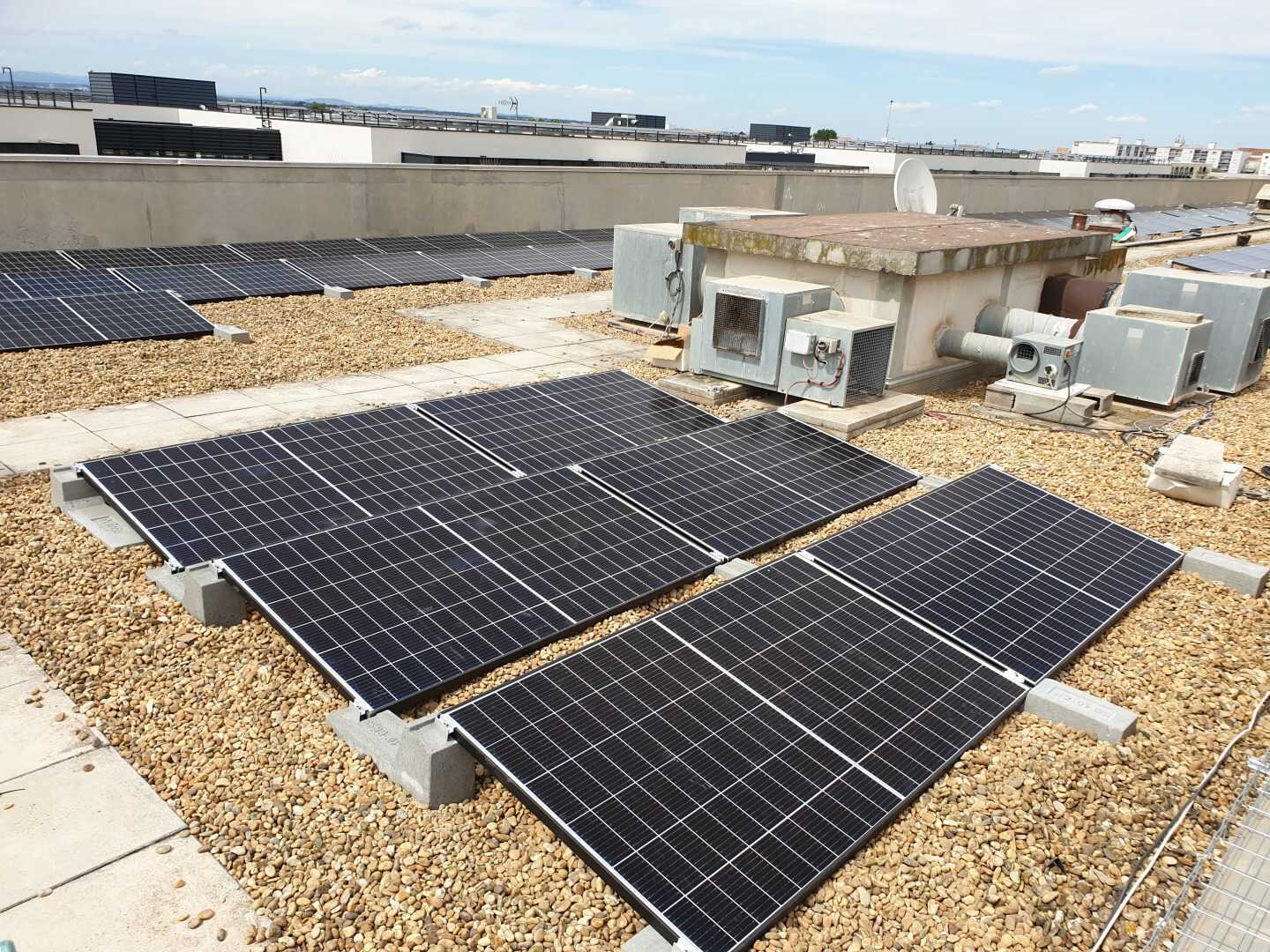 découvrez les avantages des installations photovoltaïques sur toits en france, une solution écologique et économique pour produire votre propre énergie solaire tout en valorisant votre habitation.