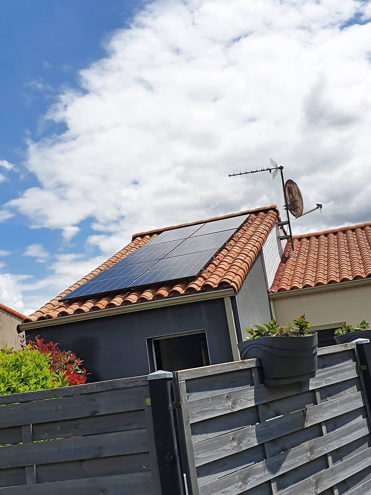 découvrez notre solution photovoltaïque pour un toit de 323 m², idéale pour optimiser votre production d'électricité verte. transformez votre toit en une source d'énergie renouvelable et réalisez des économies sur vos factures tout en préservant l'environnement.