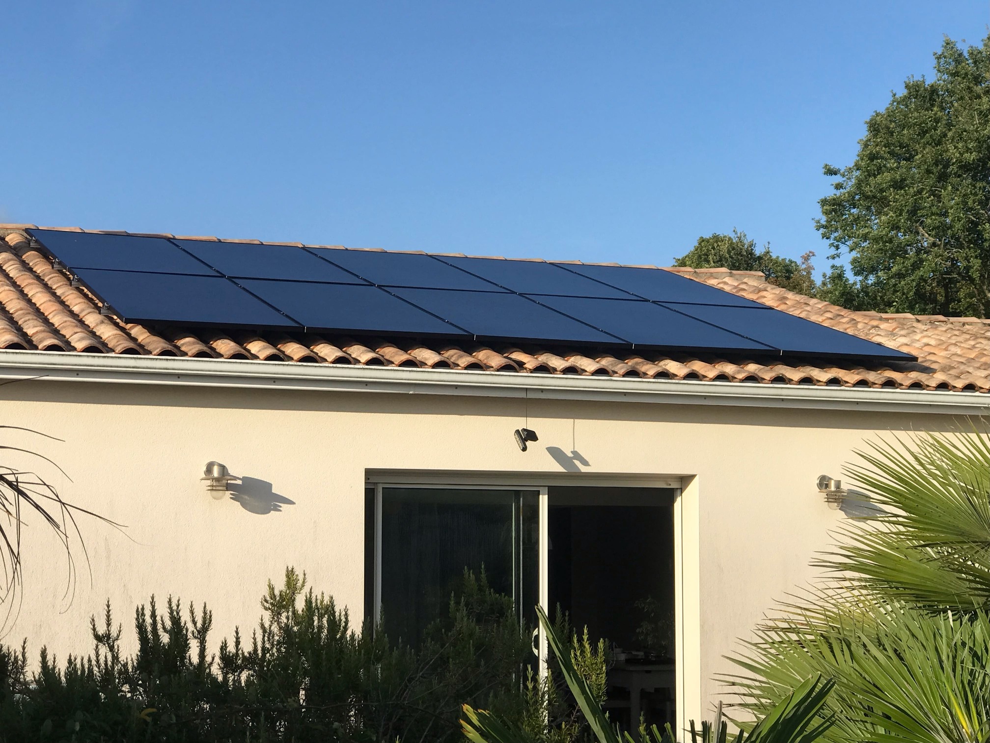 découvrez comment le photovoltaïque sur toiture contribue à une énergie éco-responsable, en transformant votre bien immobilier en source d'énergie durable tout en réduisant votre empreinte carbone.