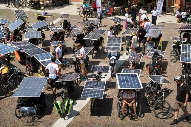 découvrez les pionniers du solaire, ces visionnaires qui ont transformé l'énergie renouvelable et inspiré une révolution verte. explorez leurs innovations, leur impact sur le marché et comment ils façonnent un avenir énergétique durable.