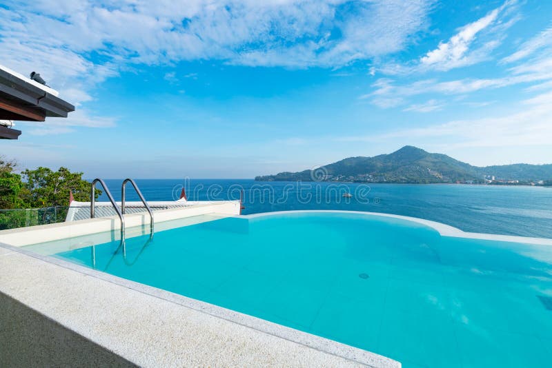 découvrez l'élégance et le luxe d'une piscine sur toit terrasse, un espace unique pour se détendre et profiter de vues imprenables. transformez votre domicile en un véritable havre de paix en optant pour une piscine qui allie design moderne et détente au sommet. parfaite pour les chaudes journées d'été!