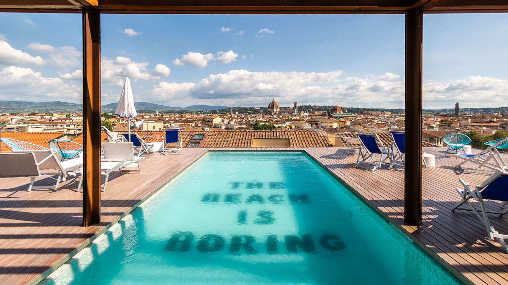 découvrez l'élégance et le confort d'une piscine rooftop, un espace de détente élevé où vous pouvez profiter d'une vue imprenable tout en vous baignant. parfait pour des moments de convivialité ou pour échapper à l'agitation urbaine, transformez votre expérience estivale en un véritable havre de paix.