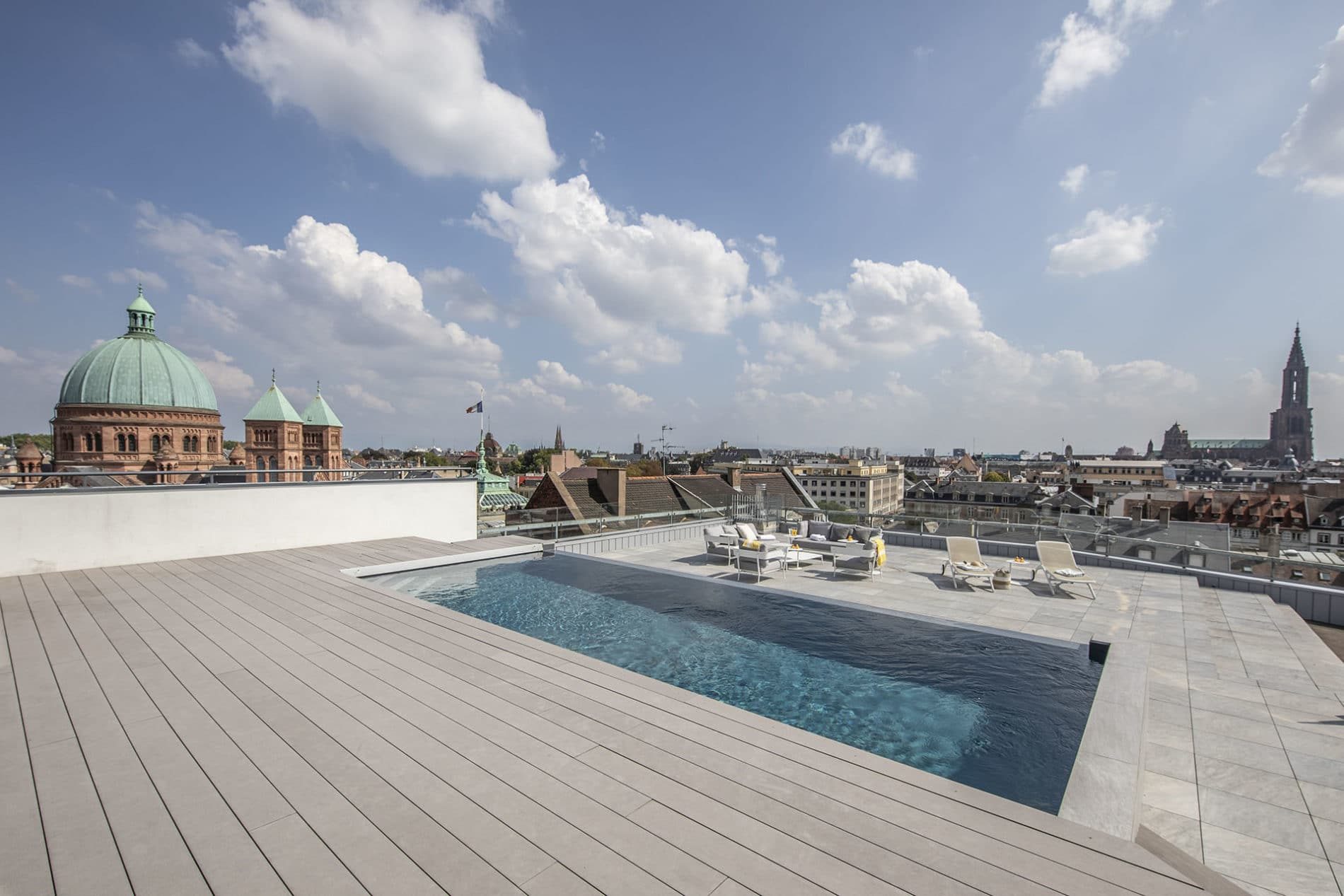 découvrez l'art de la détente avec notre piscine rooftop, un espace unique où vous pourrez profiter de vues imprenables tout en vous prélassant sous le soleil. idéale pour des journées ensoleillées ou des soirées entre amis, cette oasis urbaine promet une expérience inoubliable.