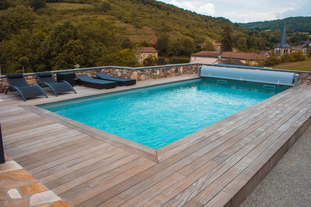 découvrez l'harmonie parfaite entre détente et élégance avec notre piscine terrasse. un espace de vie extérieur idéal pour profiter des beaux jours, se rafraîchir et recevoir vos amis dans un cadre agréable et convivial.