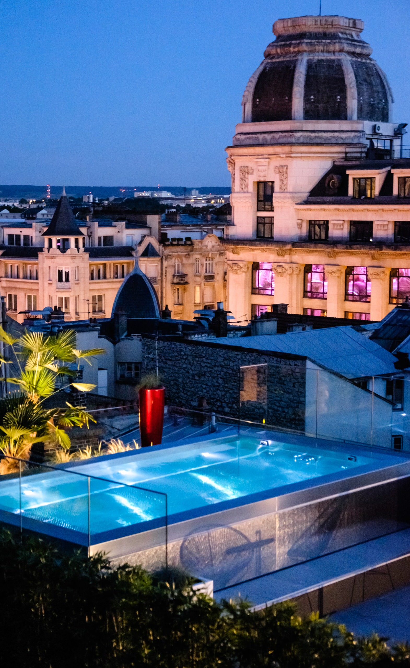 découvrez l'élégance et le bien-être d'une piscine sur le toit. transformez votre espace extérieur en un oasis de détente avec une vue imprenable. idéale pour se rafraîchir ou se relaxer, notre piscine de toit allie design moderne et confort. plongez dans le luxe et profitez de moments inoubliables en hauteur.